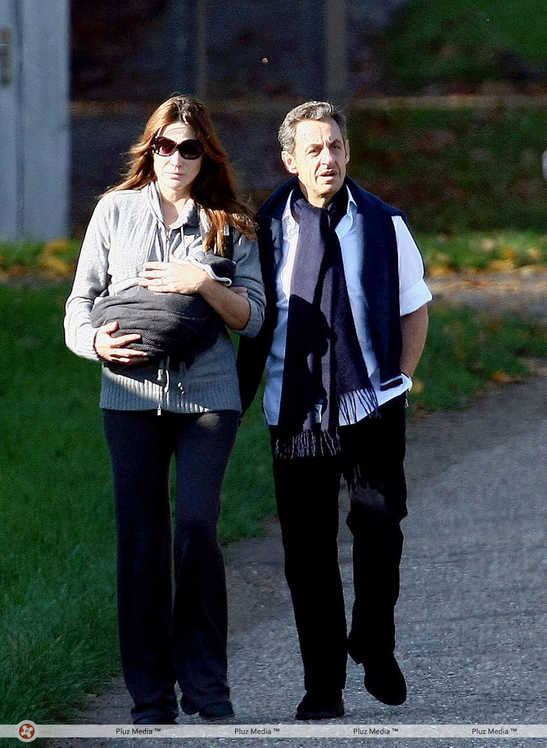 Nicolas Sarkozy and wife Carla Bruni taking a stroll with Giulia | Picture 113962